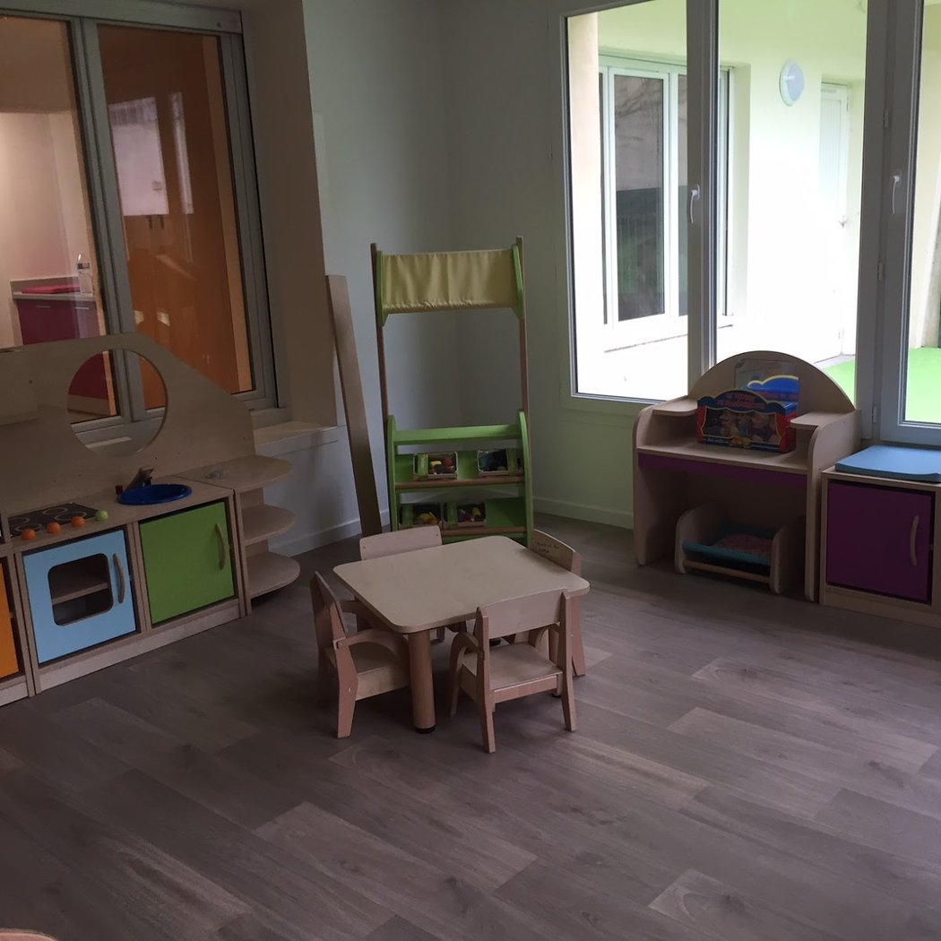 L'hirondelle Et La Colombe Crèche 1